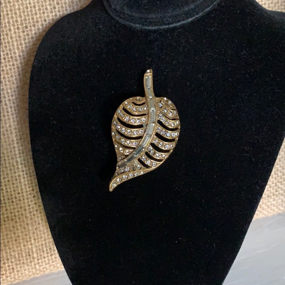 Vintage Gold Tone Leaf Brooch in great condition
